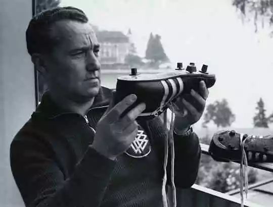 为什么都喜欢配德训鞋,现在很多人穿德训鞋