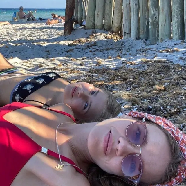 LV太子妃身材真绝了!跟14岁女儿穿比基尼度假,母女俩长太像