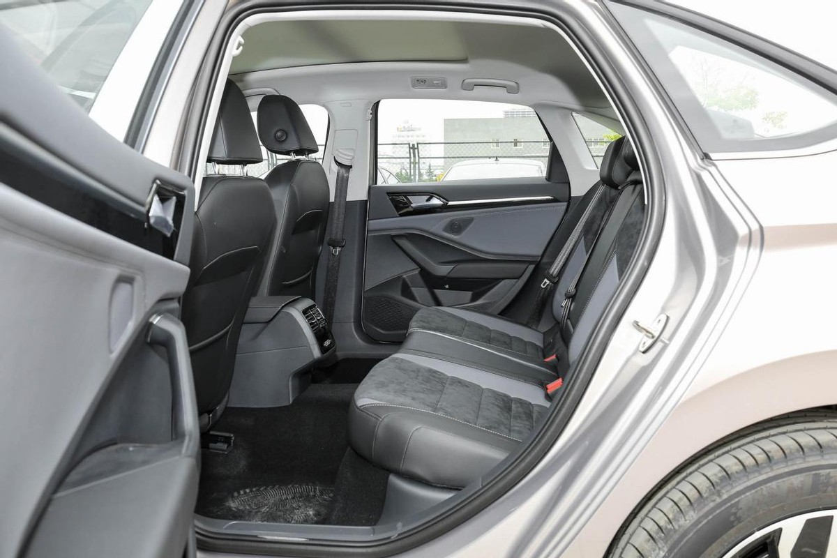 价格差2万选速腾还是轩逸,速腾和迈腾落地价