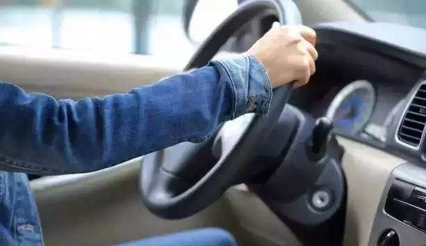 汽车不小心掉到河里如何自救,汽车不小心掉沟里了怎么办自救