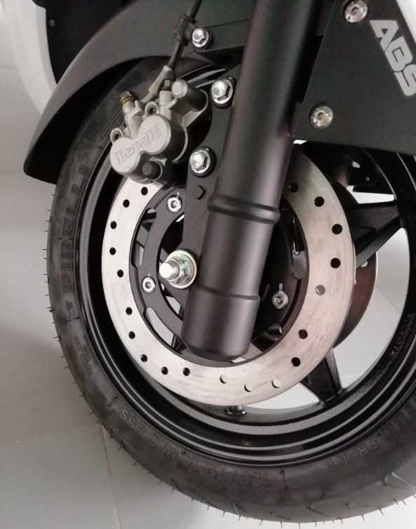 提贝纳利银刃250，售价2万3，刹车疲软，提速如绵羊，后视镜缩水