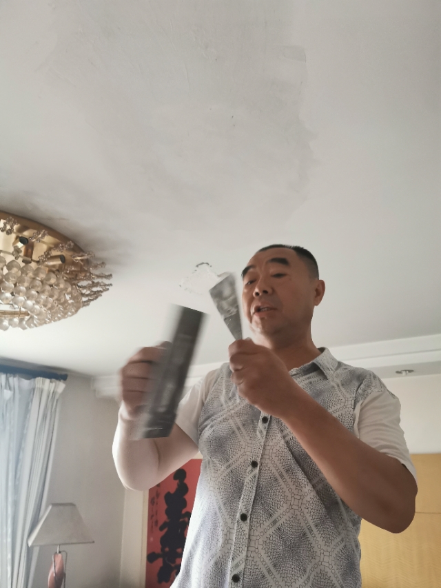 自己动手旧墙面翻新粉刷,自己粉刷旧房子全过程