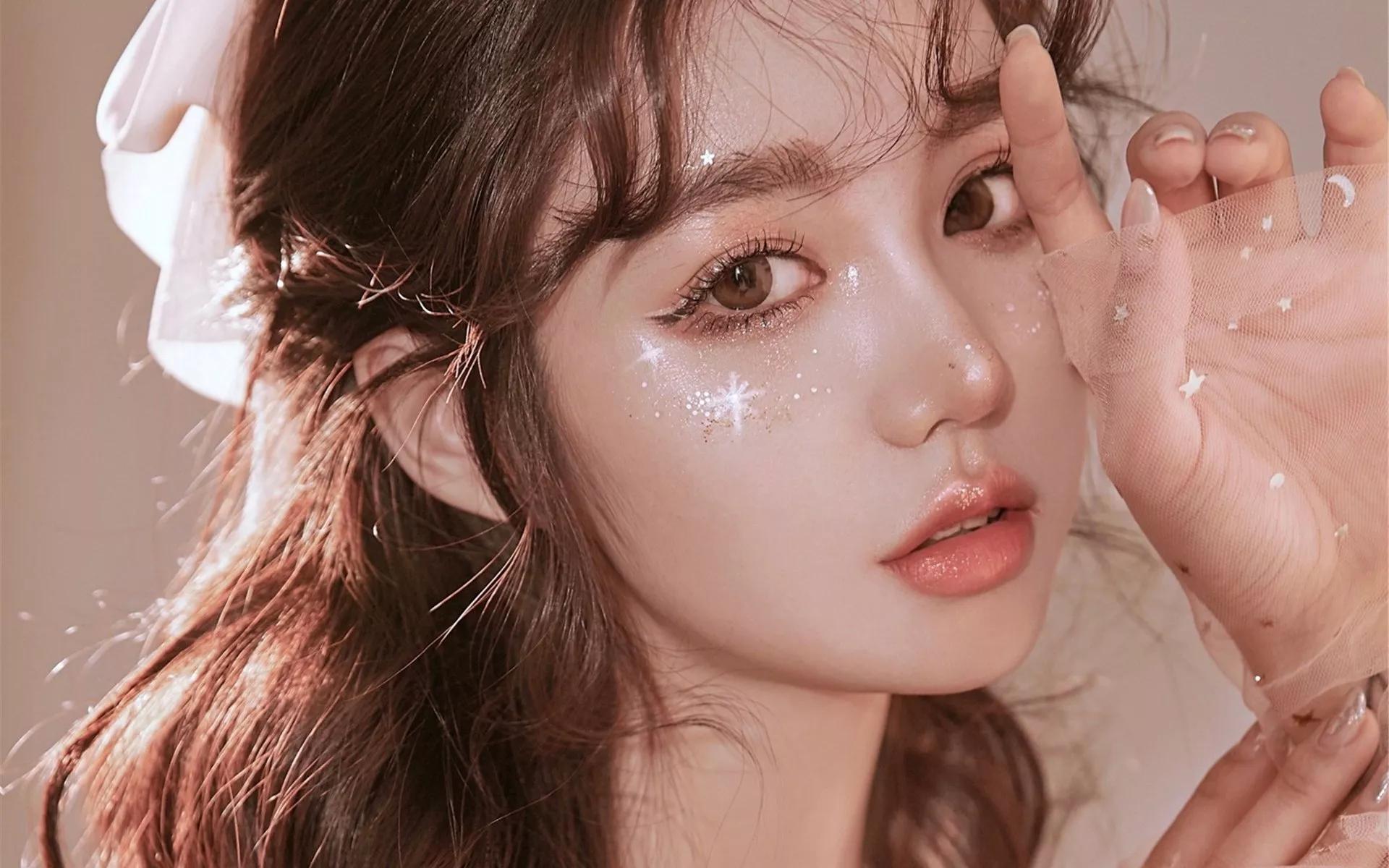 如何从动作看出心理,女生托着下巴看你心理