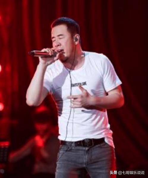 杨坤与多名美女亲密互动,杨坤夜会照片