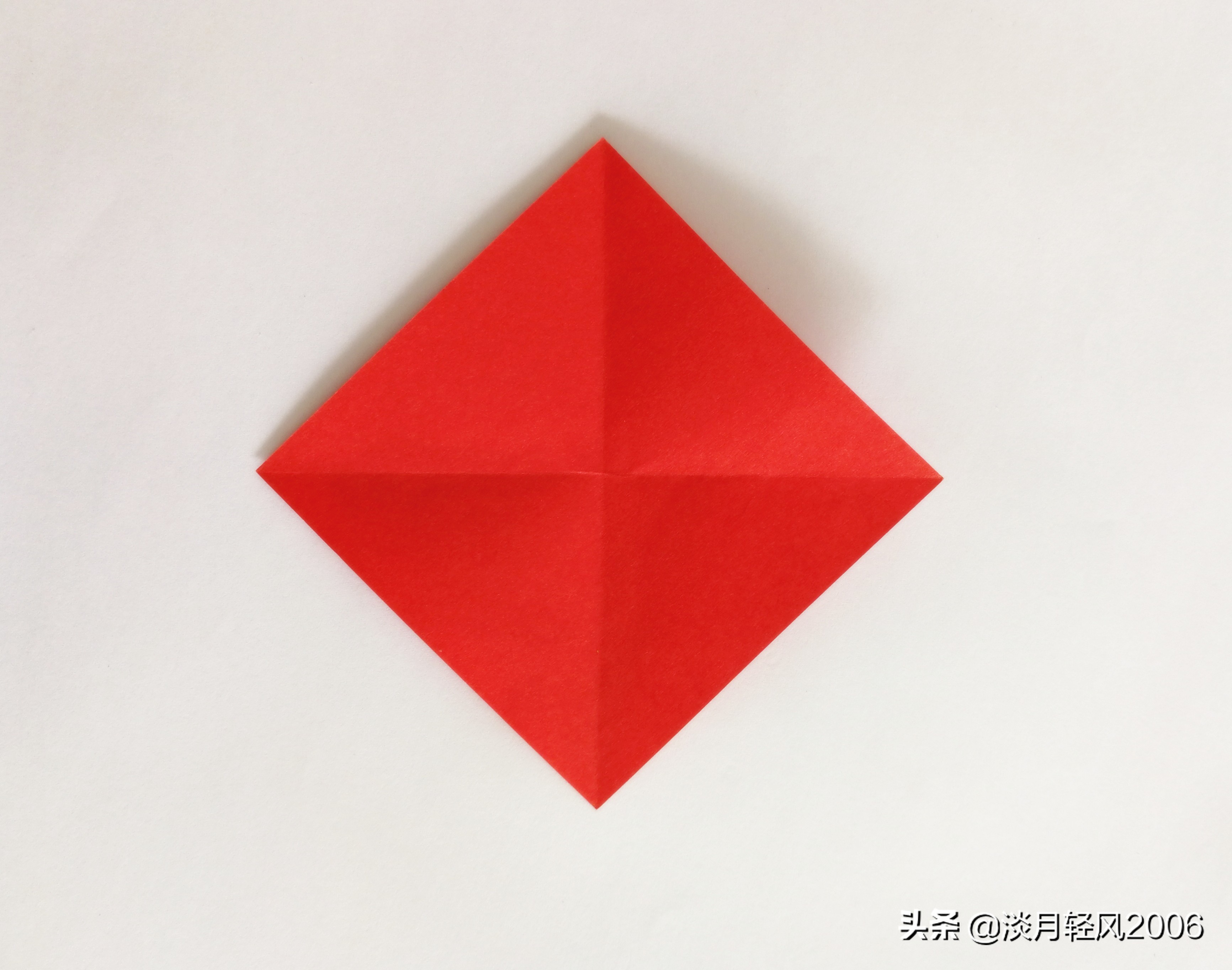 怎么用一张纸一剪刀剪很多个爱心,立体爱心怎么折简单只用一张纸