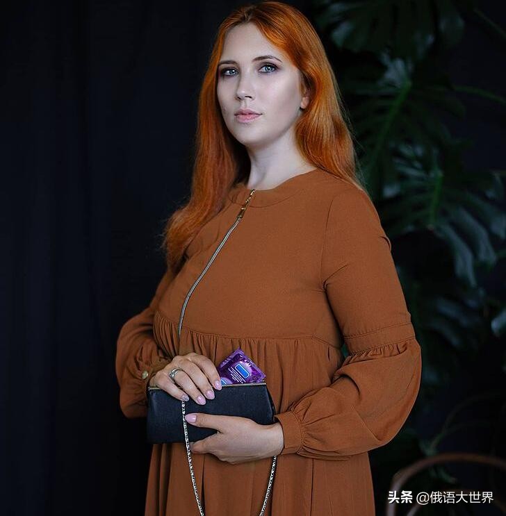 因为开了性科普博客，俄31岁美女生物老师被家长举报，丢掉了饭碗