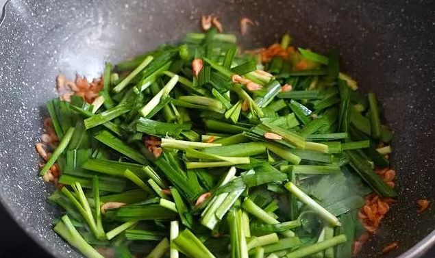 怎样用韭菜炒小虾,韭菜炒干小鱼小虾怎么炒