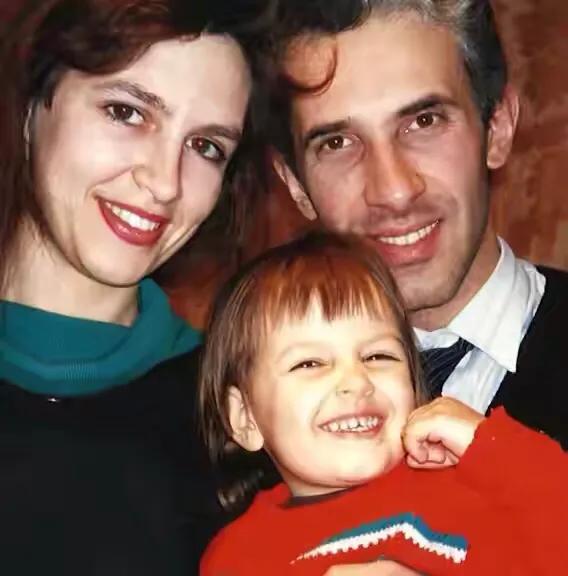 她是俄罗斯第一美女,嫁给马来国王45天遭驱逐,竟是她绿了国王