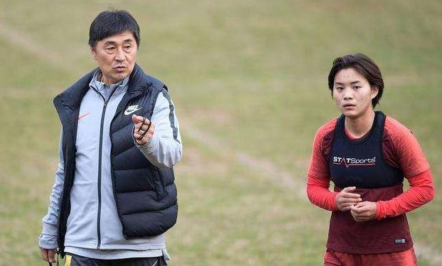 中国女足王霜接受采访,女足教练怼记者
