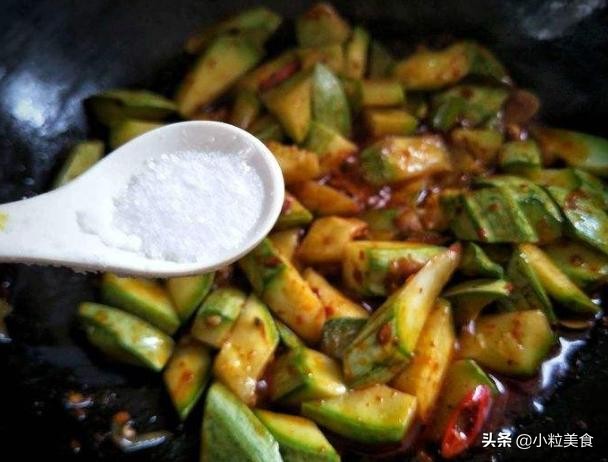 炒菜太咸了怎么补救,炒好的菜太油怎么办