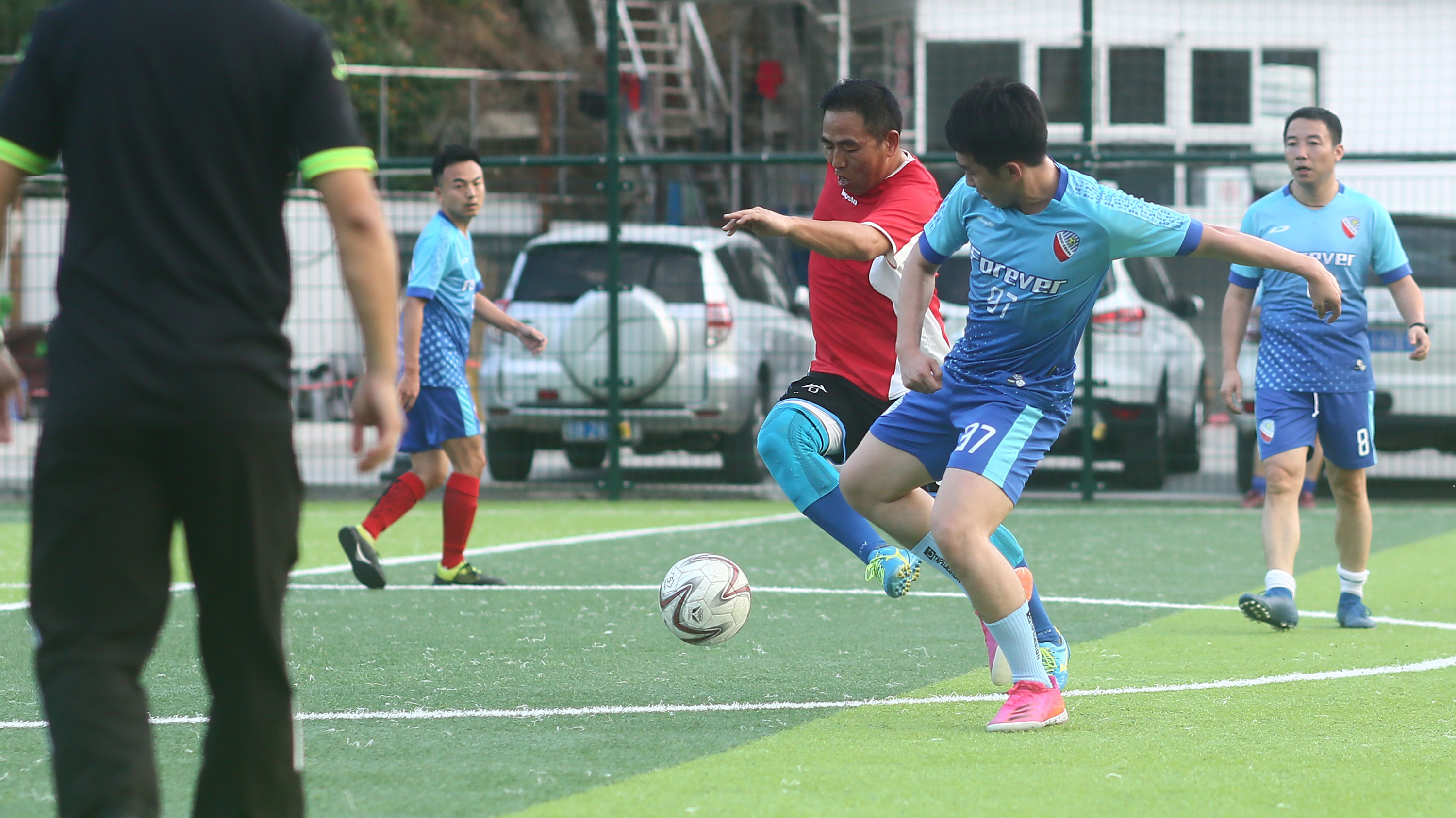 草根足球激烈对抗,深圳草根足球联赛