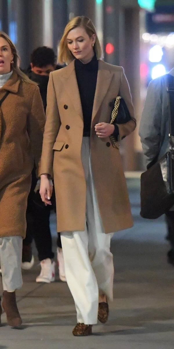 驼色大衣配黑色微喇裤,驼色大衣搭配黑色工装裤