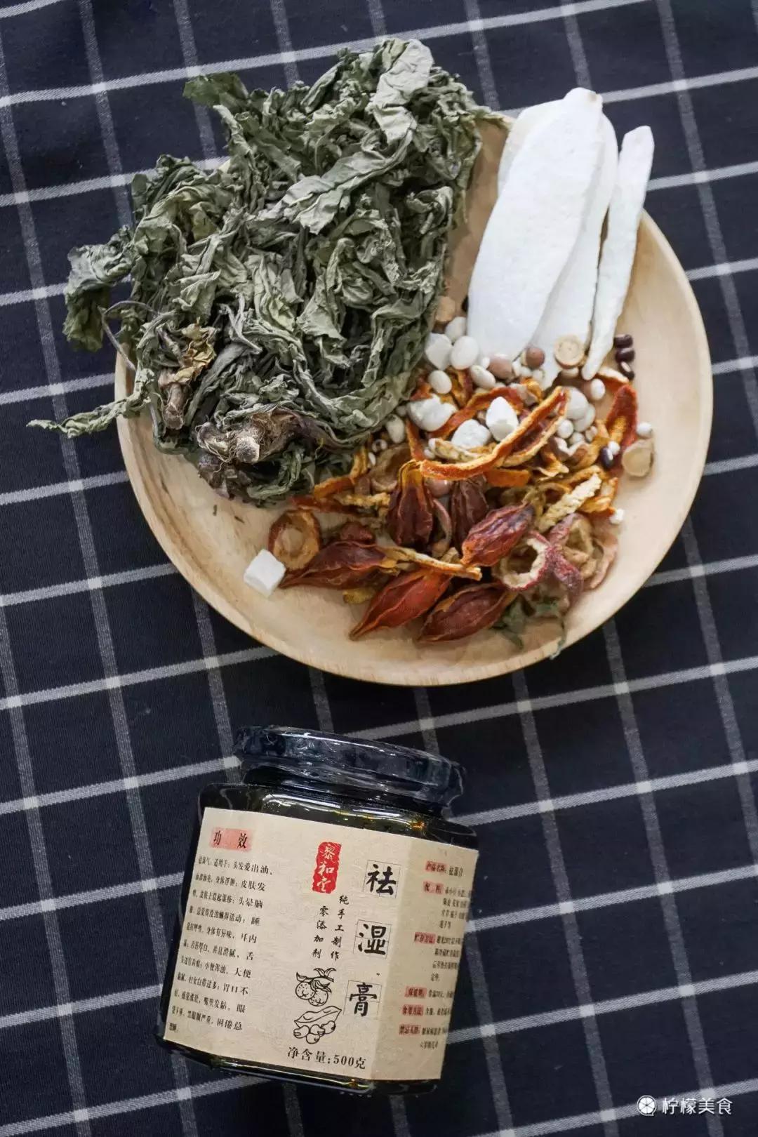 74岁的他，把一半的人生交给了这碗「黑暗甜品」