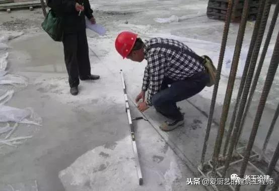 把控混凝土强度,浇混凝土板面平整的方法