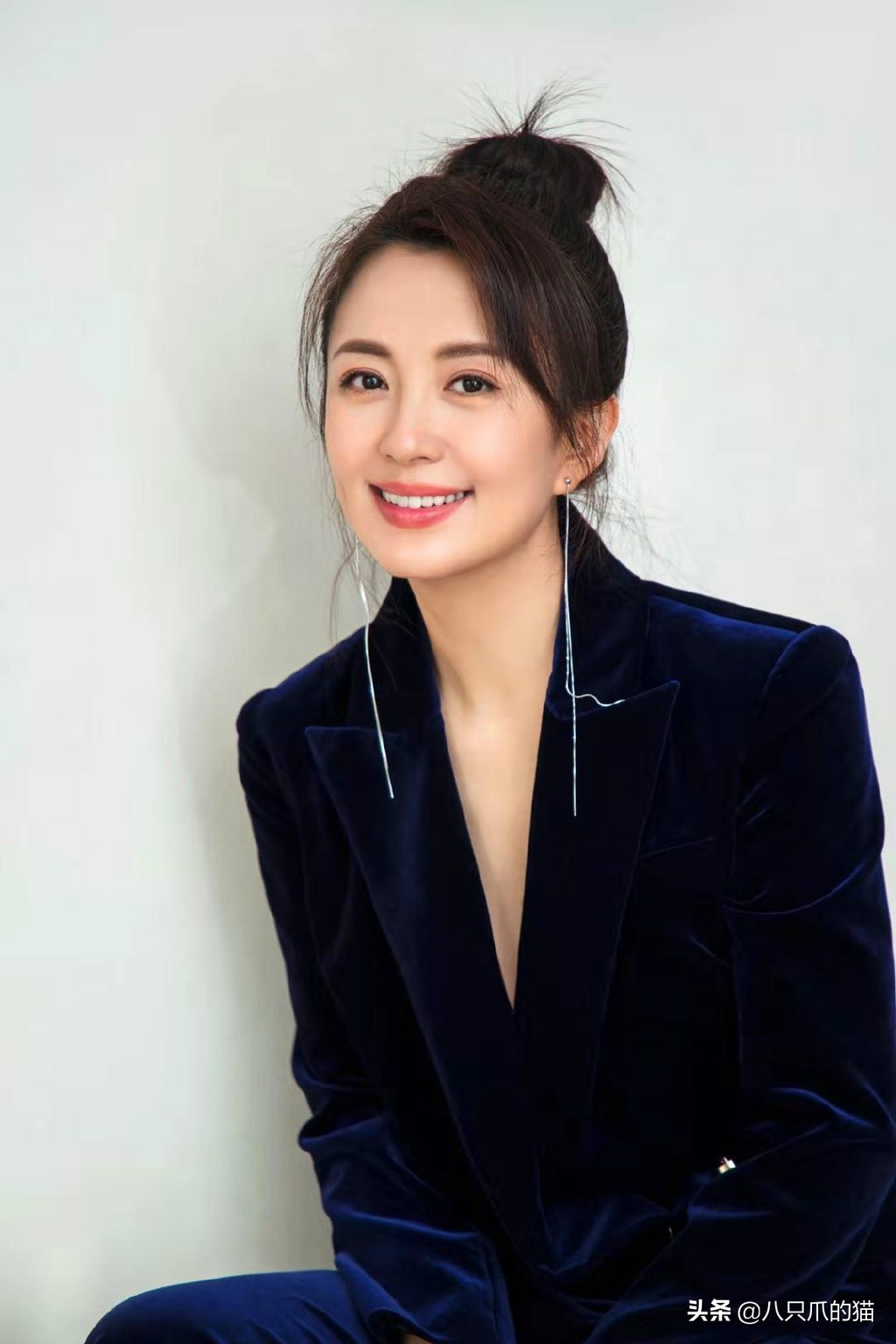 杨童舒穿白色西装 (杨童舒穿绿色西装)