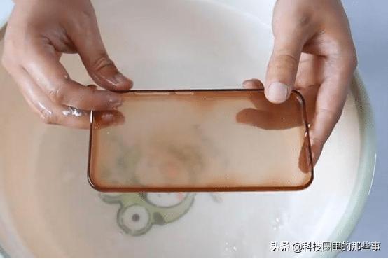 手机壳用久变成黄色，先别急着扔掉，有个办法能够让它变成新壳