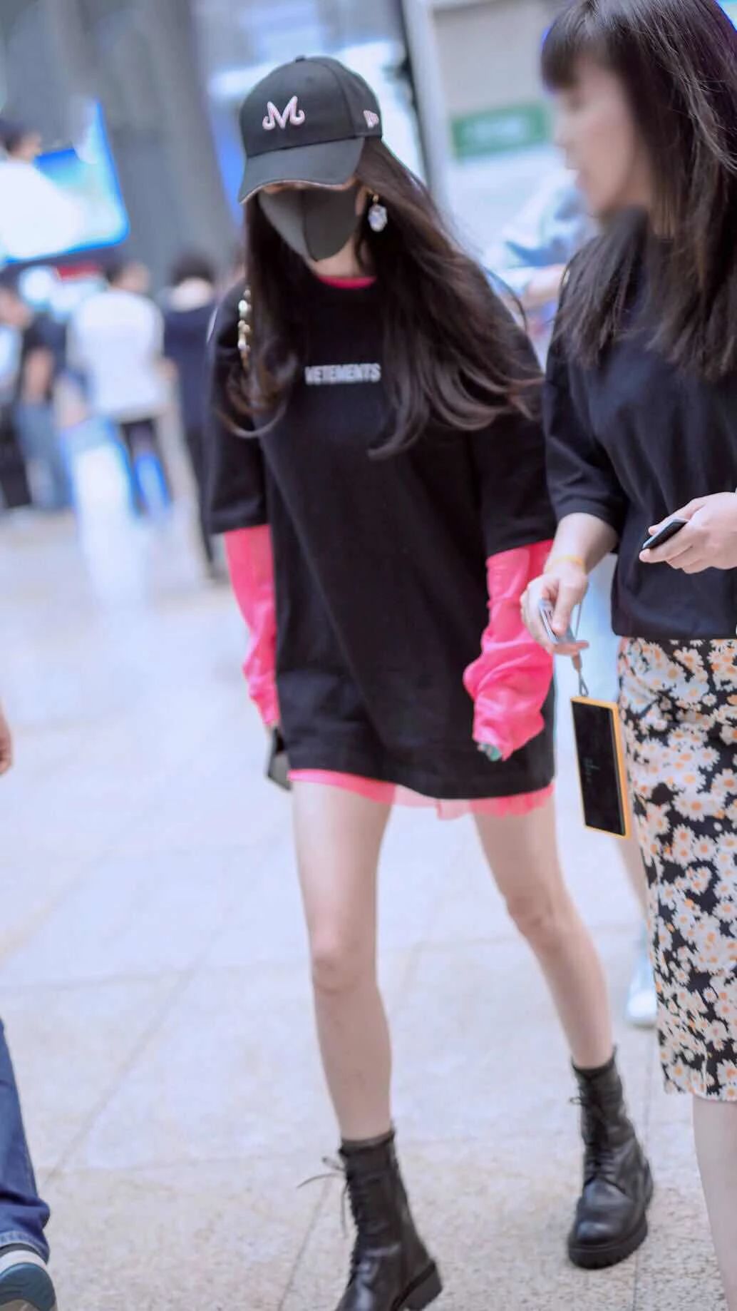 杨幂白色马丁靴低帮,杨幂长筒系带英伦马丁靴明星穿搭