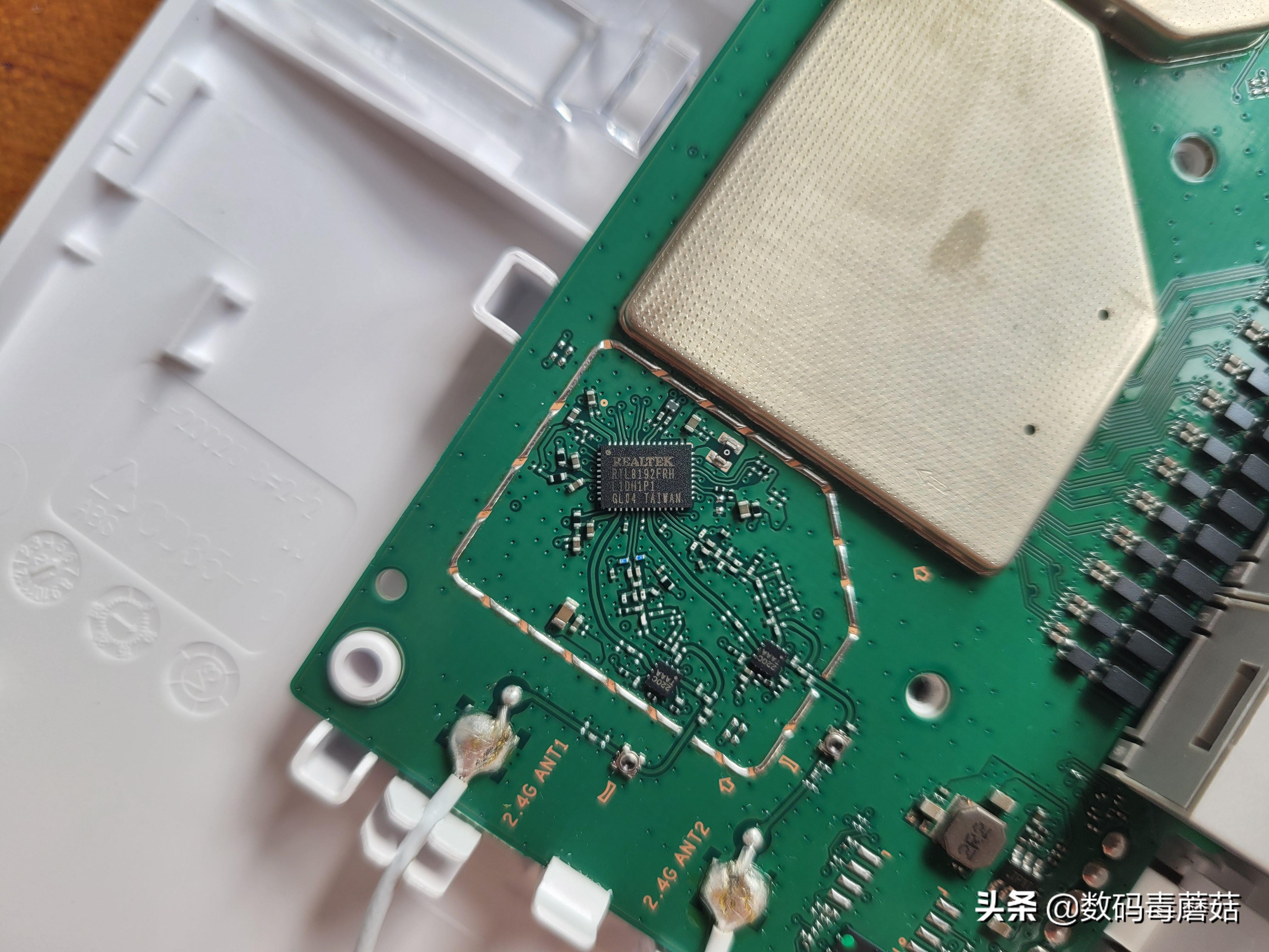 升级WiFi6，信号全覆盖——荣耀路由3SE拆机报告