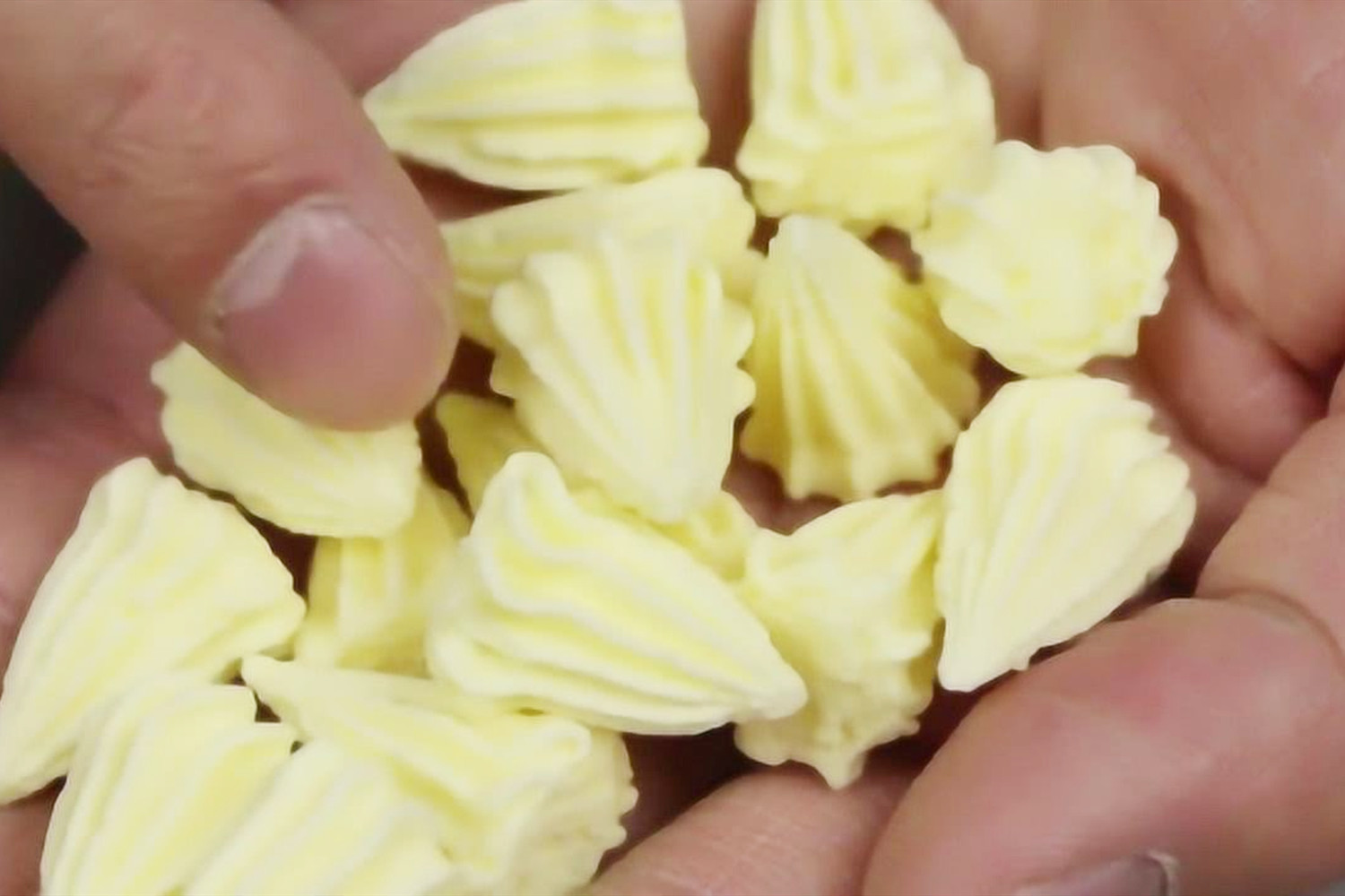 1岁宝宝半夜哭闹抓屁屁,四岁小孩总说屁痒