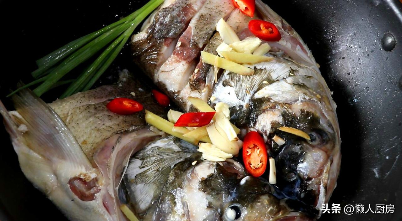鱼头焖花蛤,这才是花蛤和虾最好的做法