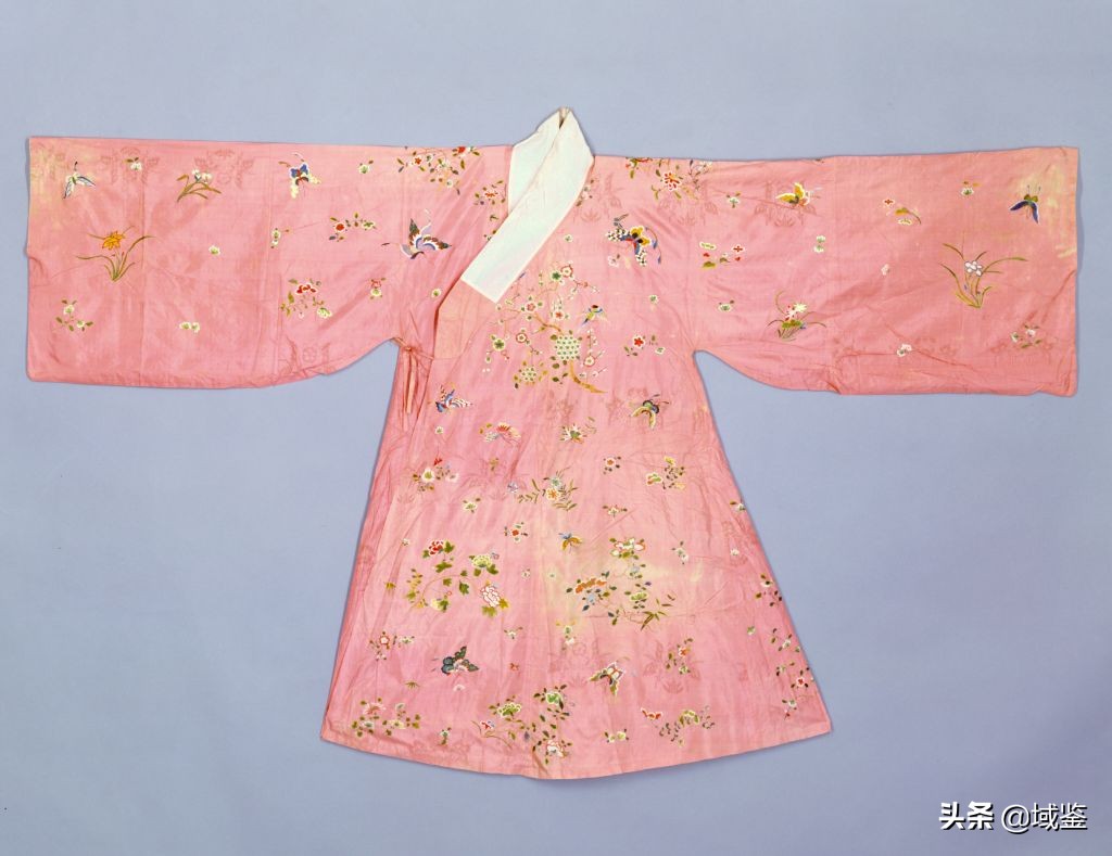 动辄数十万的京剧戏服，写满了中国故事