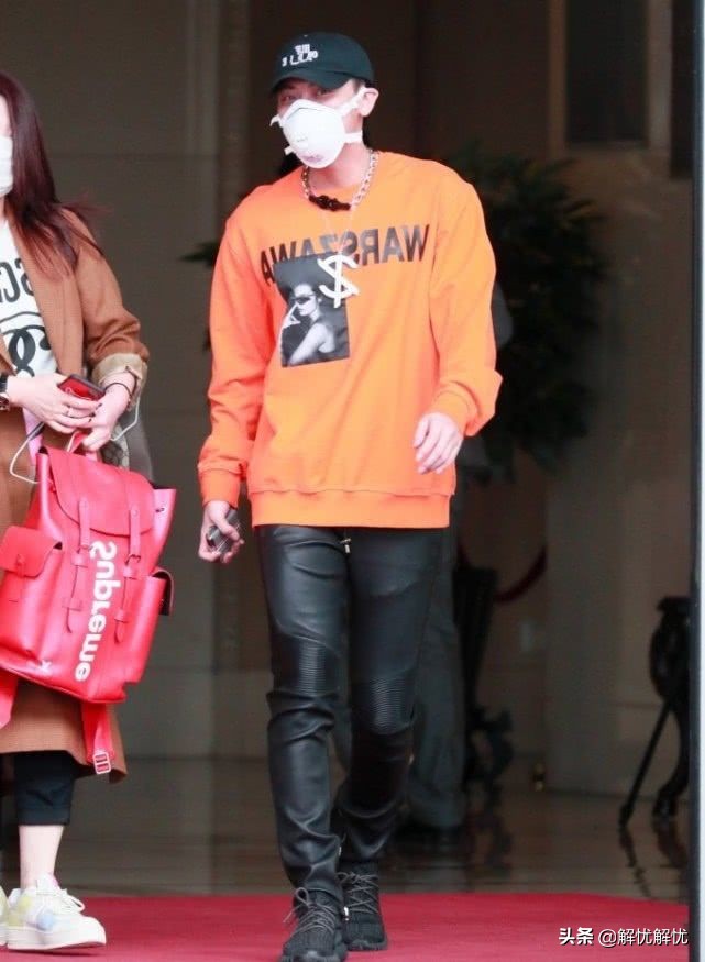 黄子韬穿黑色裤子,黄子韬穿黑裤子