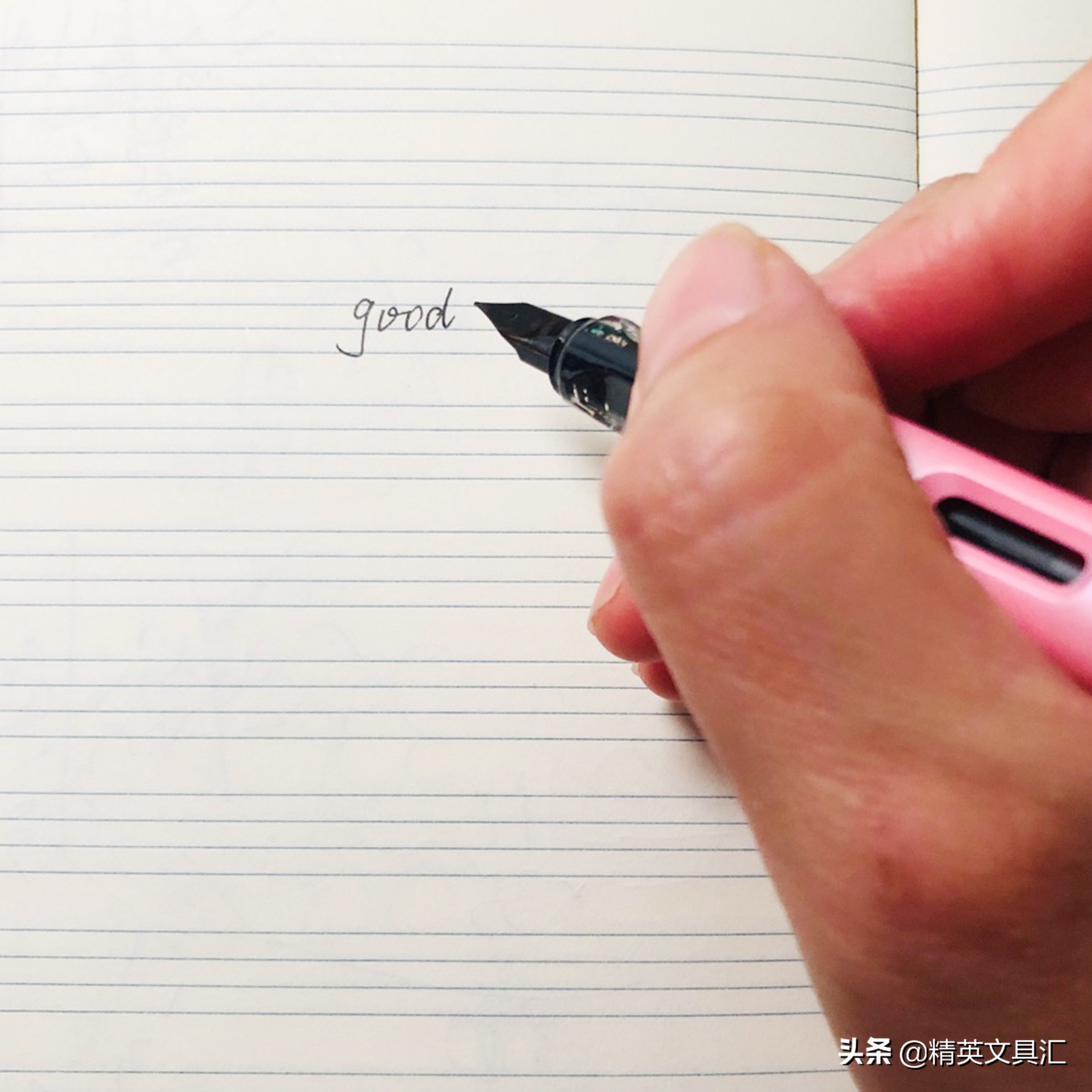 玲珑少年珠光色才温柔，正姿笔握，圆润笔帽造型