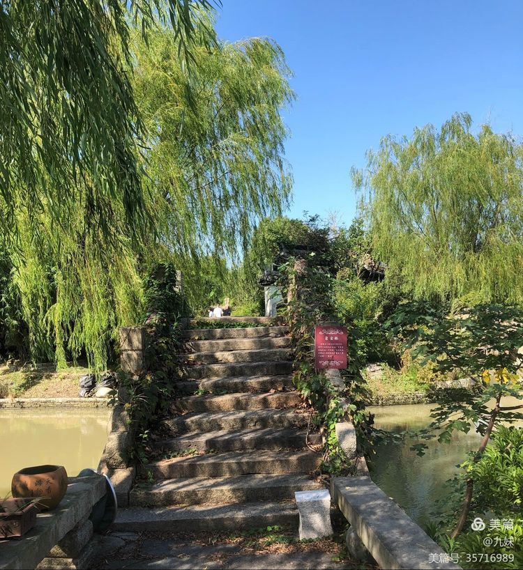 走进风雅石园，位于王店镇聚宝湾景区里