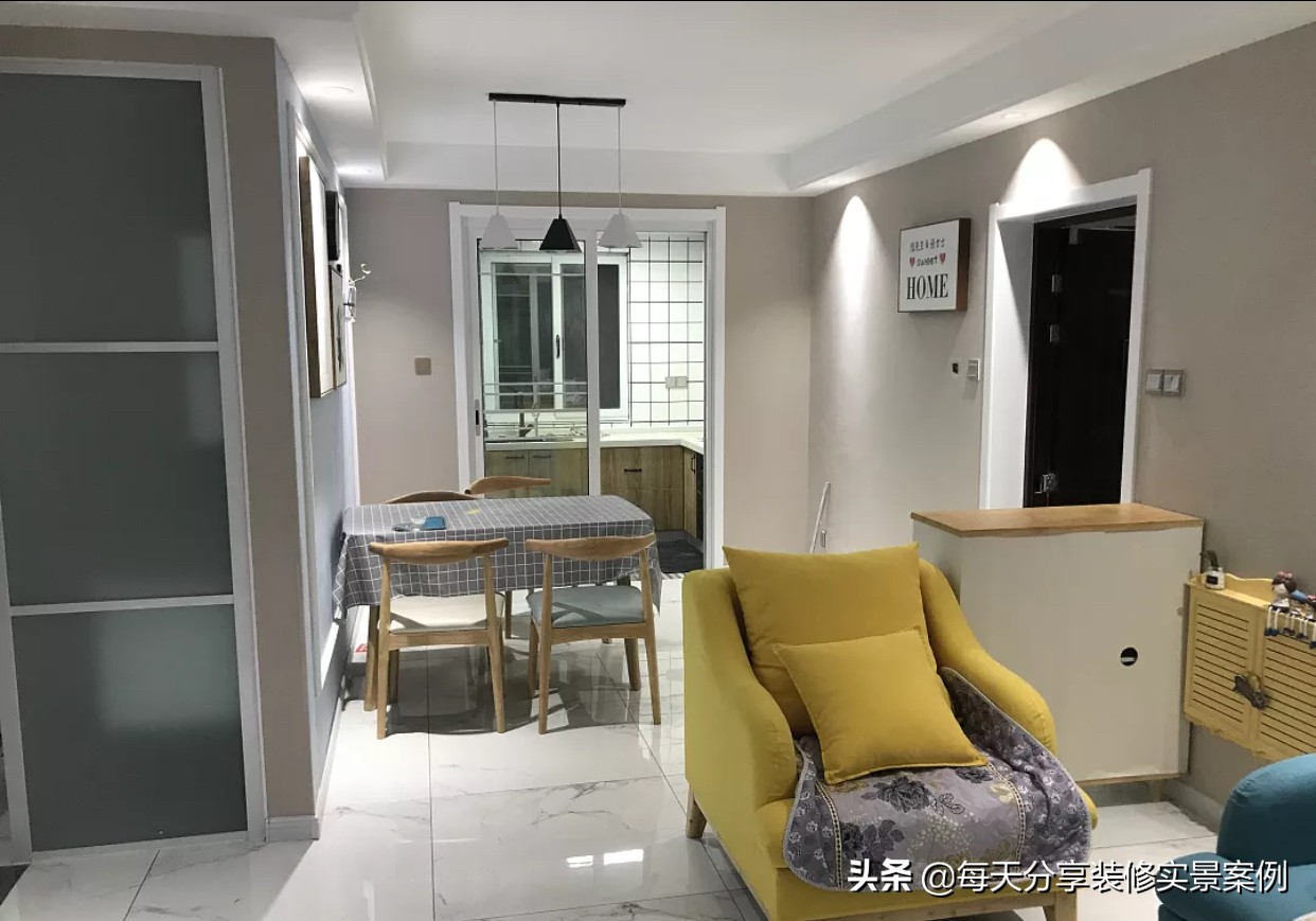 一进门就是餐厅和客厅鞋柜装修图,进门餐厅客厅鞋柜隔离柜一体设计