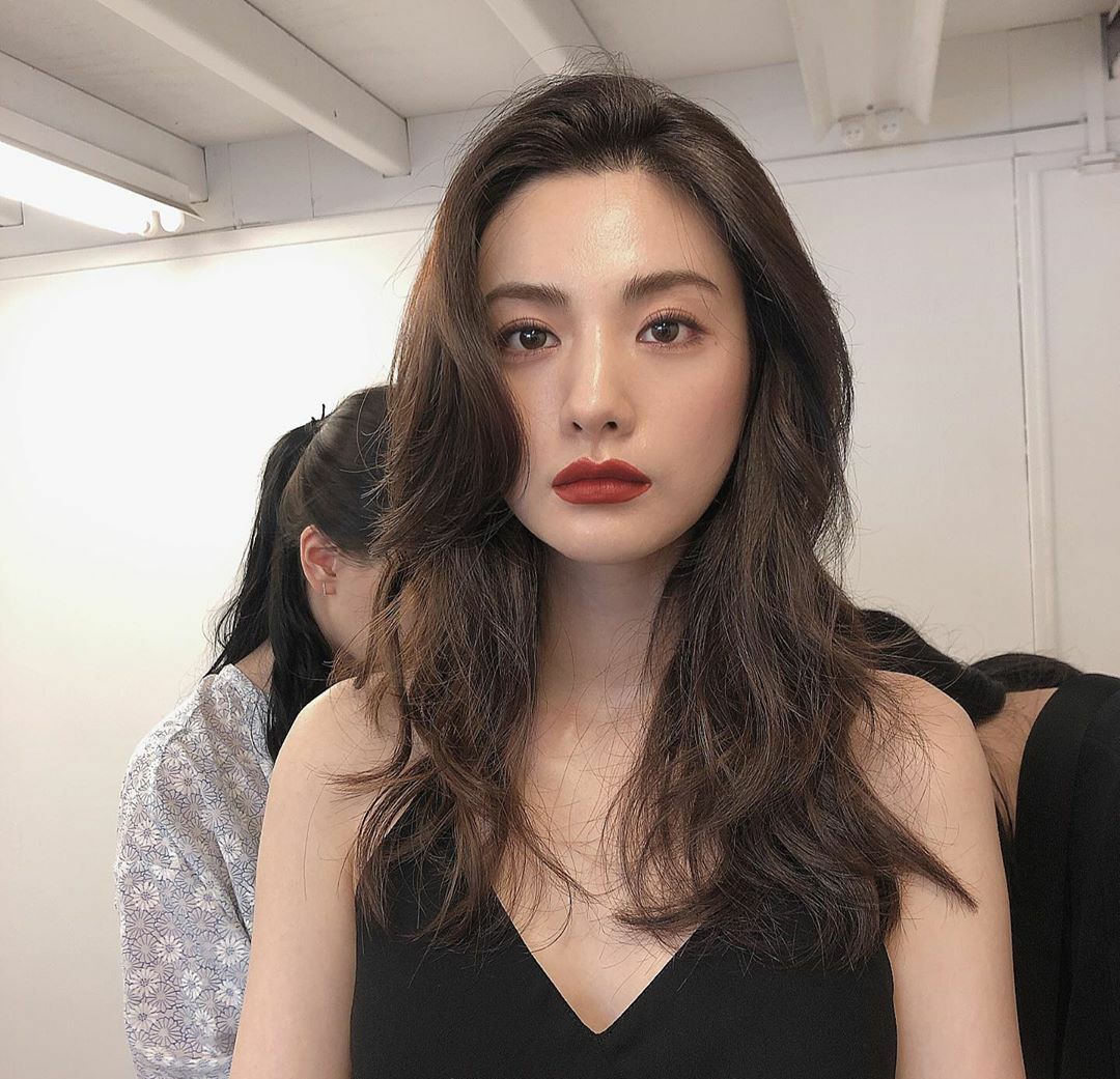 连续三年被评为亚洲第一美女,曾被评为韩国演艺圈第一美女