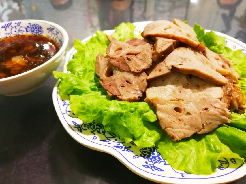 深夜郑州8男2女躲在花园路北环桥头,吃丹江翘嘴鲌,喝方城木瓜酒