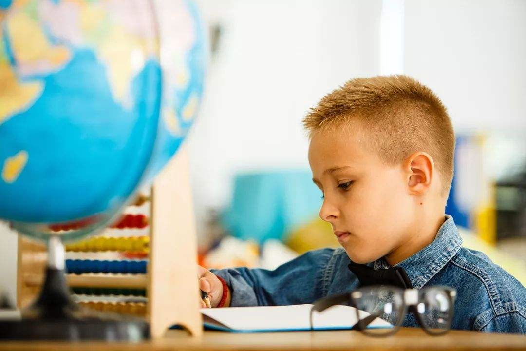 写作业就犯困的小男孩怎么治愈,写作业拖拉磨叽厌学是心理问题吗