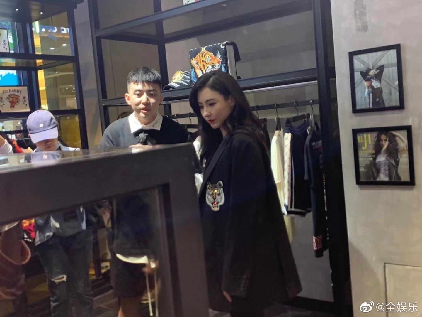 张柏芝走t台秀穿黑裤子,张柏芝吊带花裙出席活动