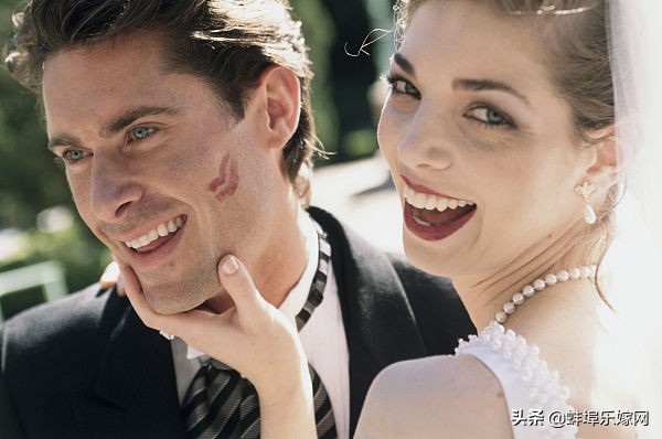 拍婚纱照全买还是只挑套餐,拍婚纱照与办酒席哪个好