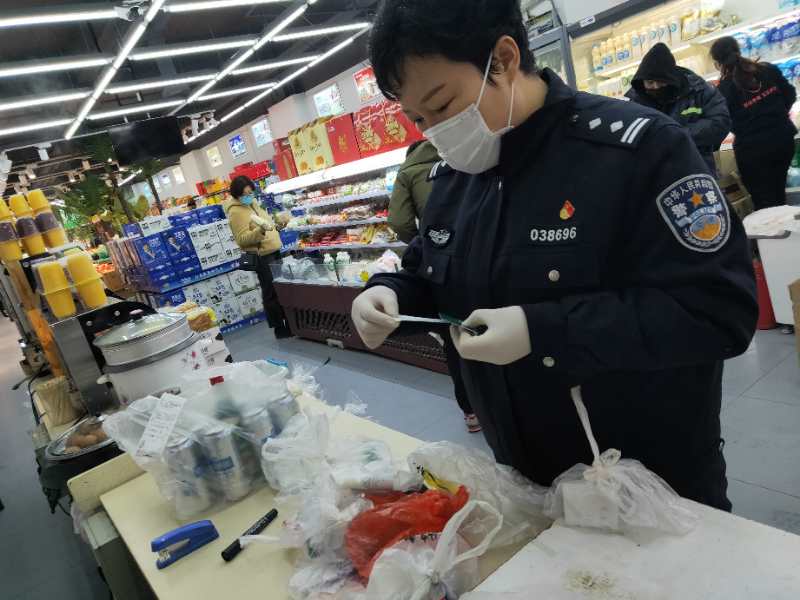 她把俩娃丢在家,为300余位被隔离居民代购,小学生作文赞她最美