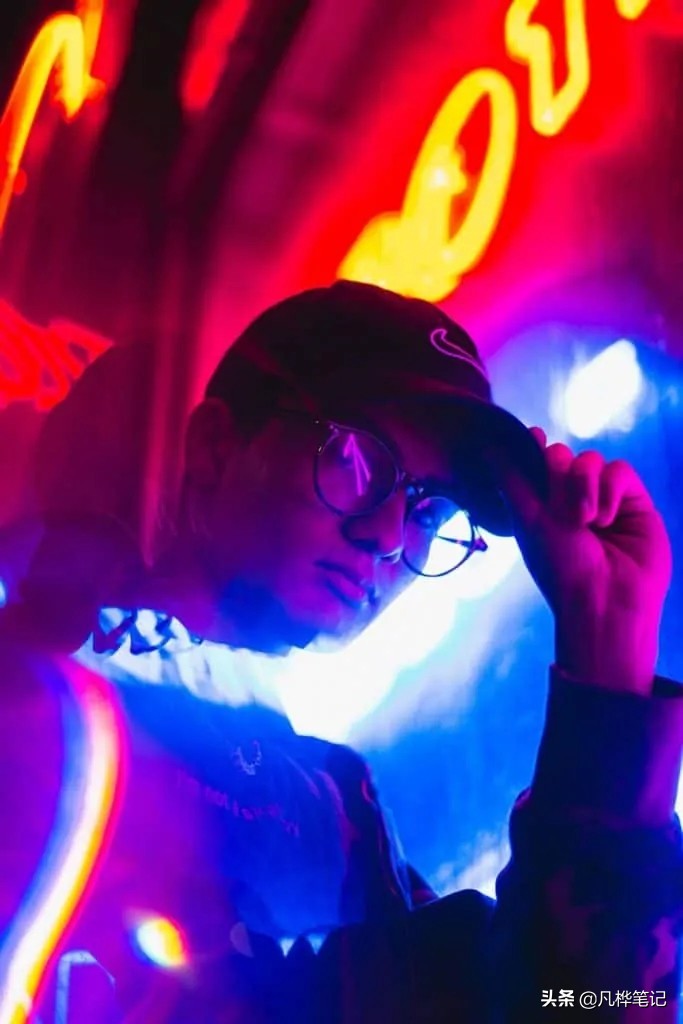 霓虹灯摄影：拍摄霓虹灯的最佳技巧