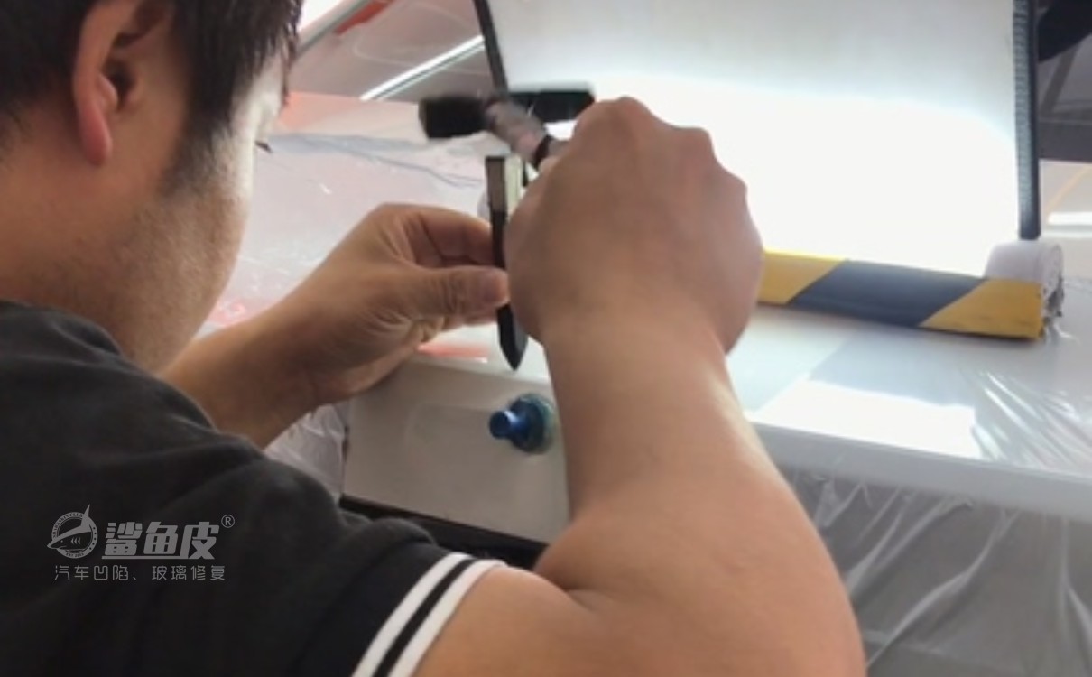 汽车后备箱凹陷免喷漆修复教程,汽车后备箱撞了个凹怎么修补