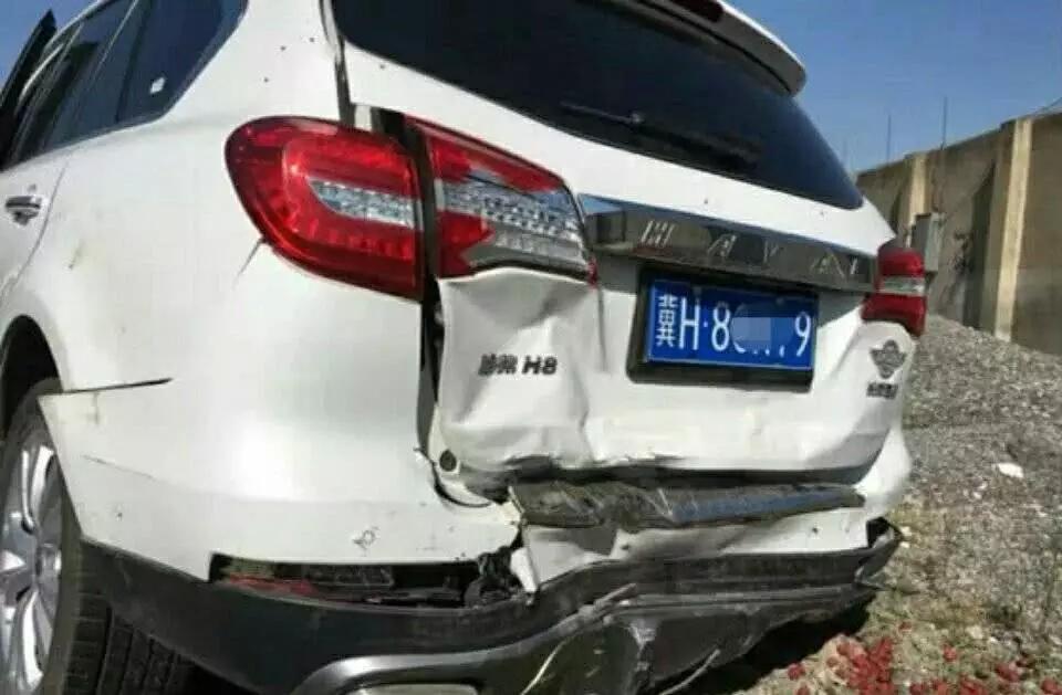 哈弗h8碰撞,哈弗h9遭大卡车严重追尾