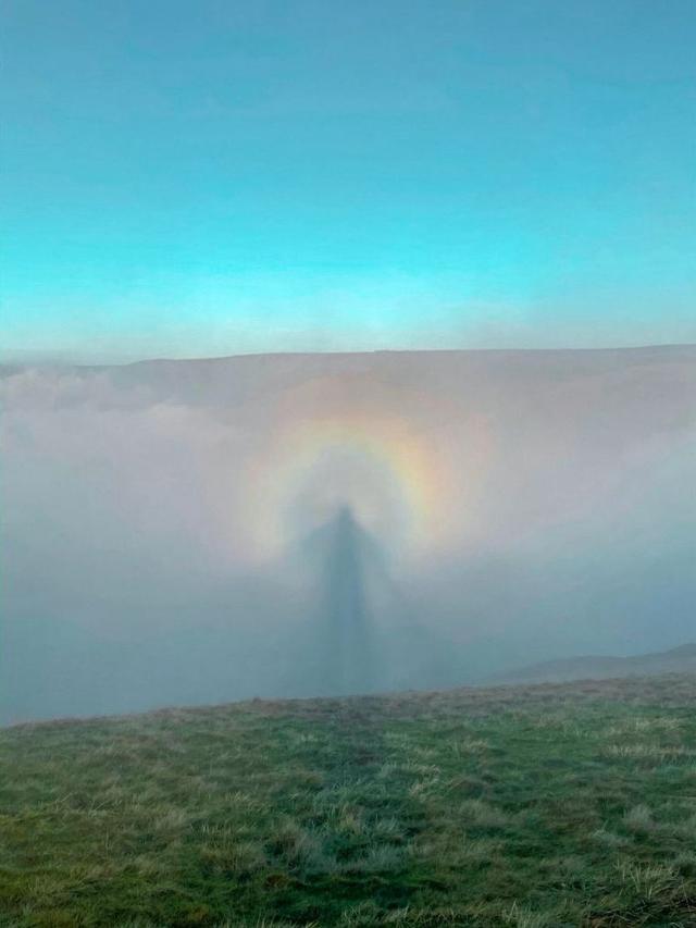 男子拍到云海佛光大喊太美了,男子拍到景区佛光原视频