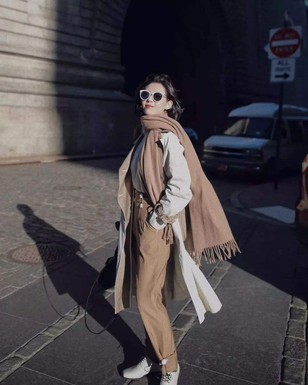 冬天戴围巾欧美,冬天围巾这样系百搭时尚