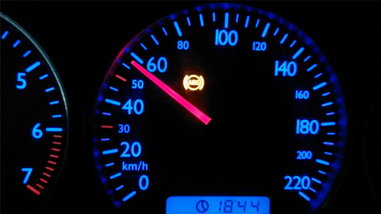 在行车过程中仪表盘会显示图标,行车时仪表盘会出现的图标有哪些