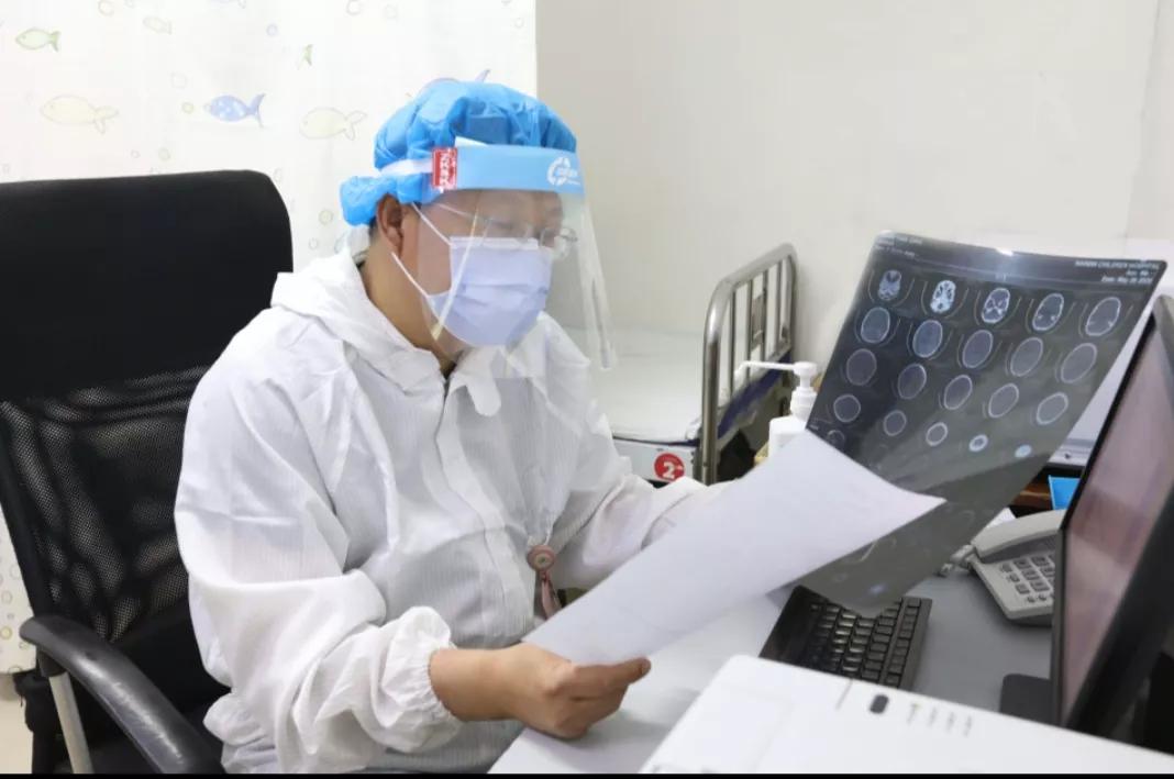 遗传病作祟11岁男孩频繁肠套叠哈尔滨市儿童医院专家：患者嘴唇有明显、大块黑斑，发病率为十万分之一