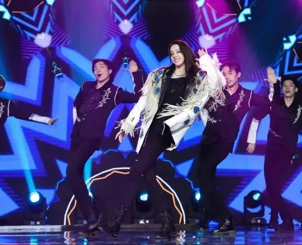 热巴当众撕衣服热舞,谁受得了