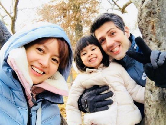 她35岁嫁外籍男友，今混血女儿罕见爆照，超高颜值过分漂亮