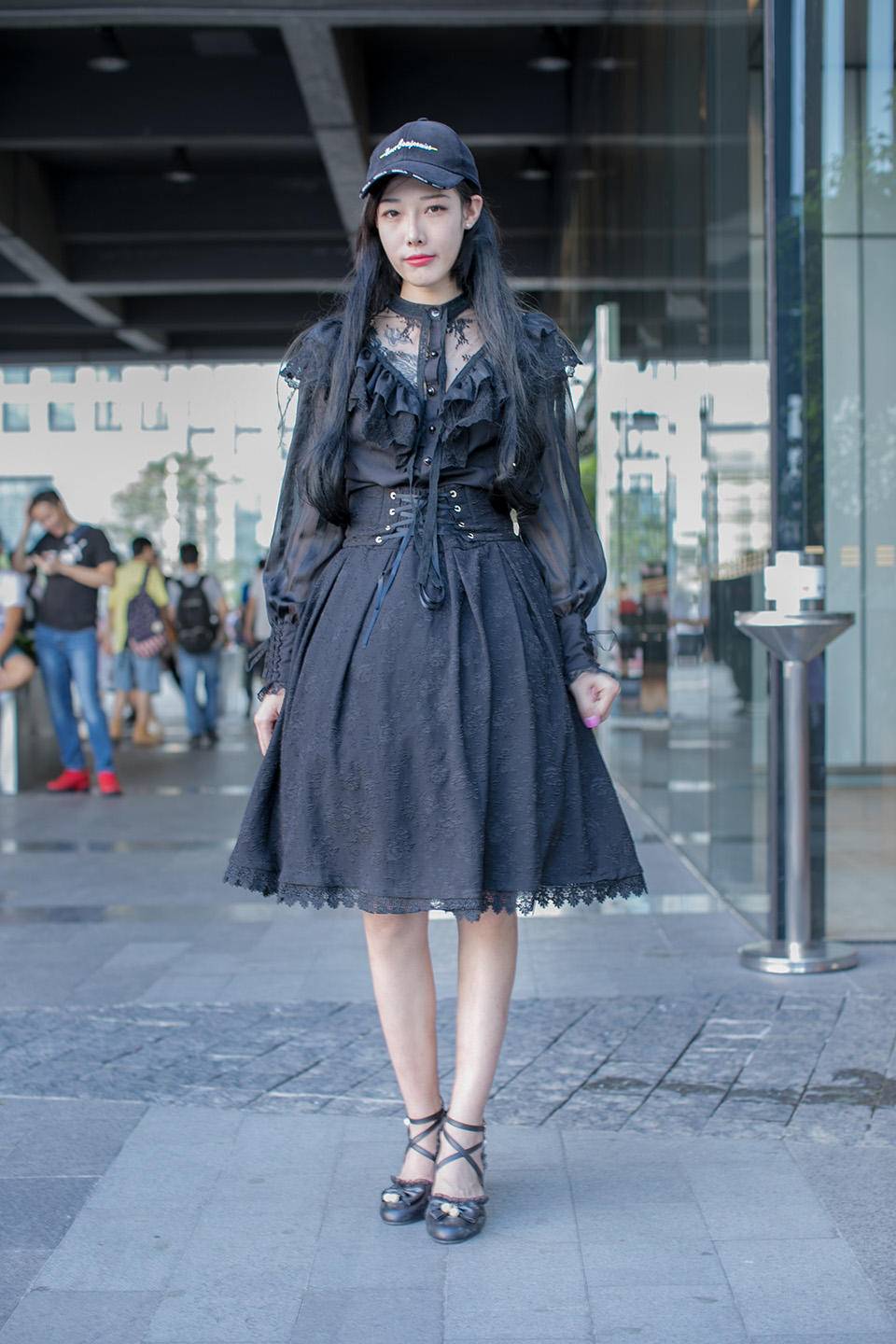 街拍潮人的二次元穿搭，樱桃洋装可爱萝莉风，百褶裙混搭可盐可甜