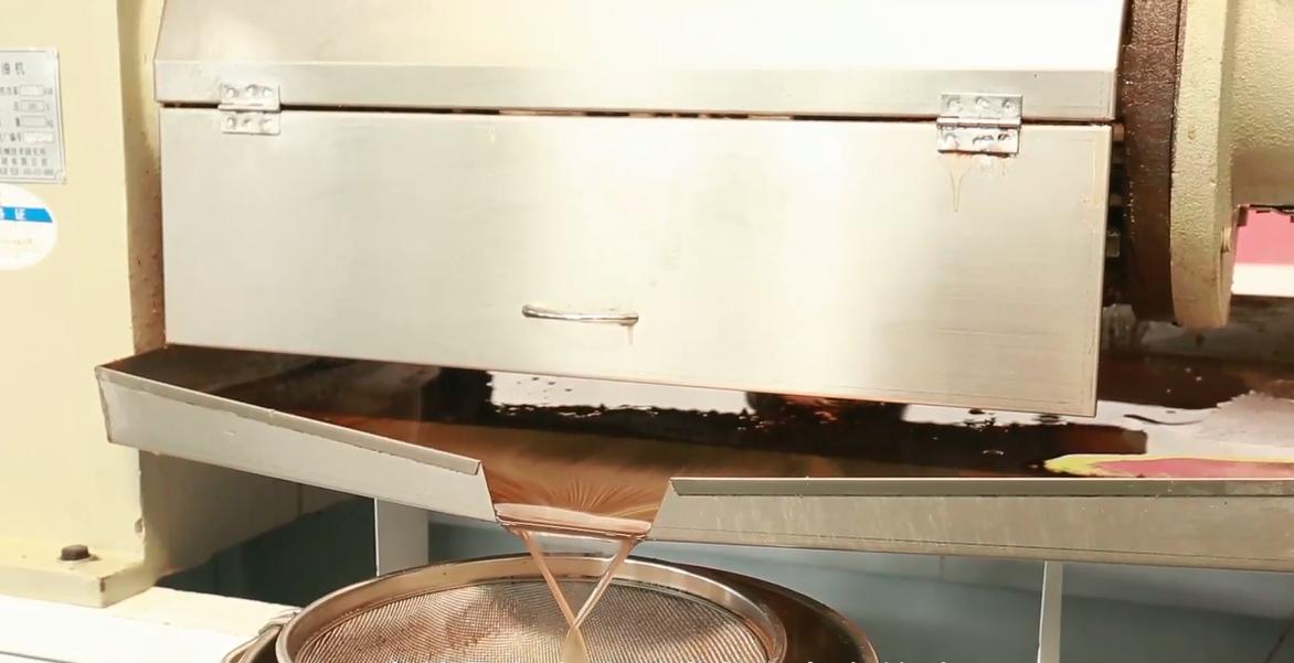 牛人自动榨油机,牛人发明小型榨油机