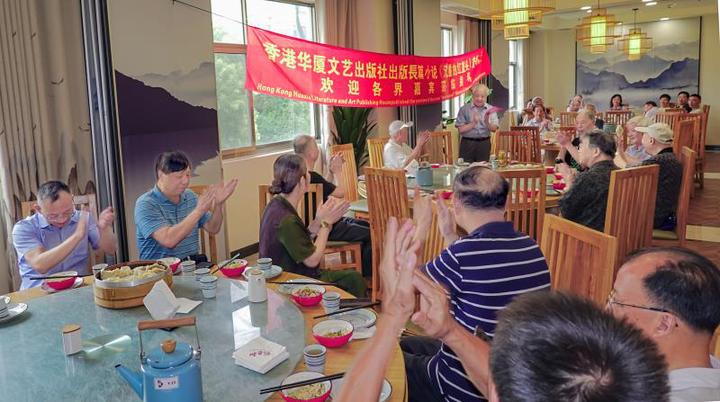 中国江苏知名教授易耀秋力作《沉重的红盖头》出版发行