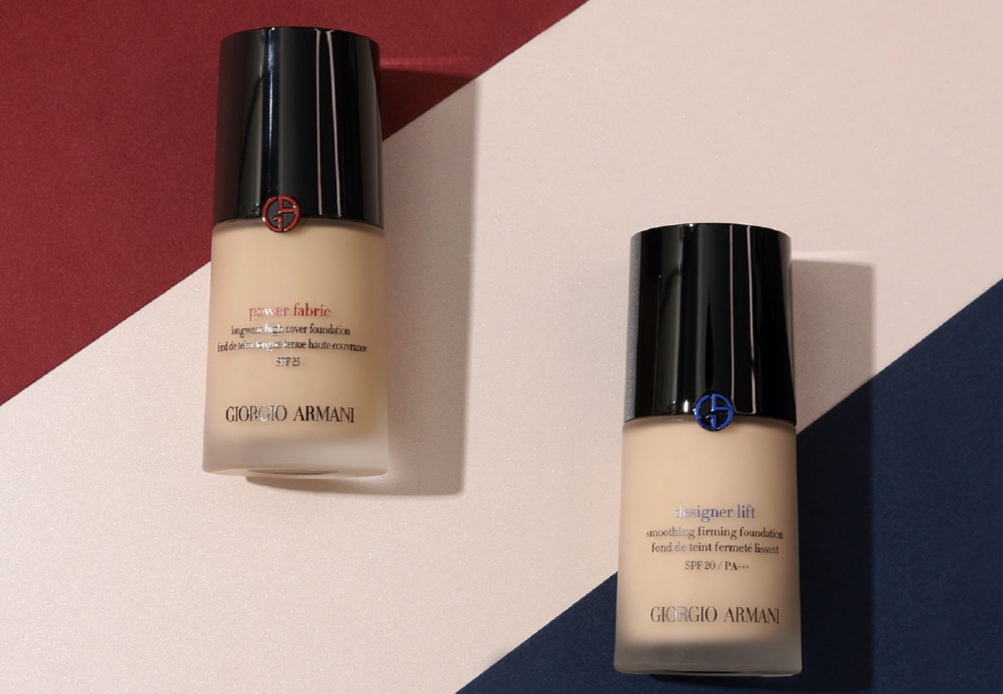 易烊千玺四字弟弟现身北京高铁站,易烊千玺戴墨镜转身阿玛尼