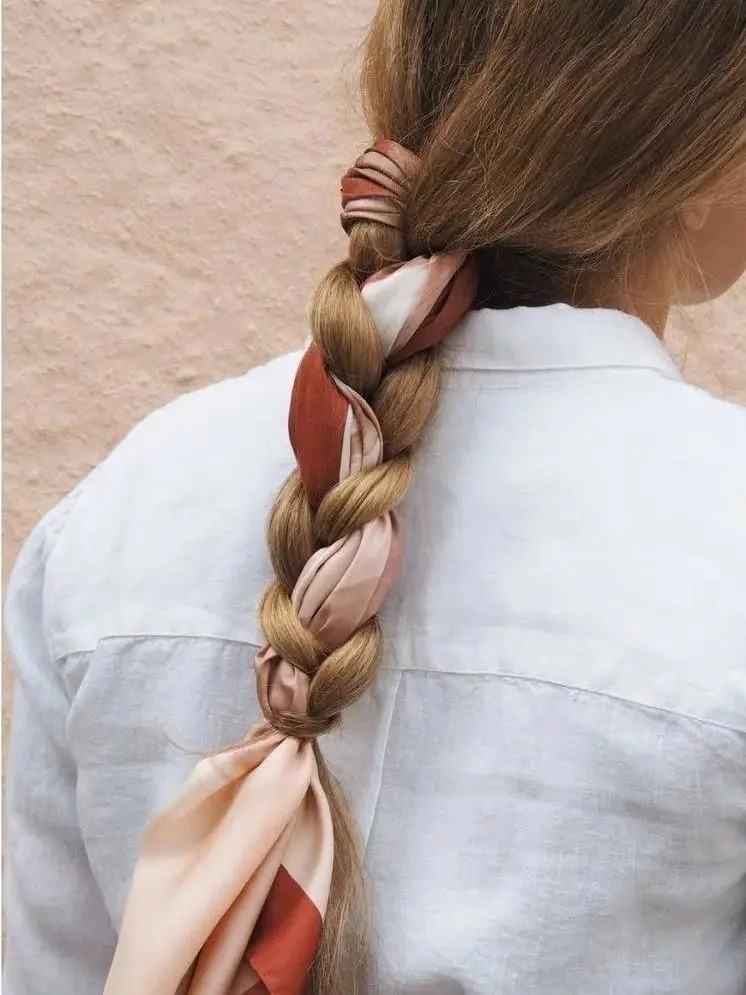 丝巾有什么时髦的使用方法,夏天系丝巾怎样发朋友圈