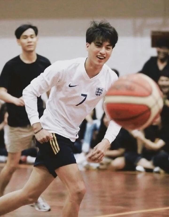 人间天使糕卡娜：热爱足球名校毕业签约三台未来可期